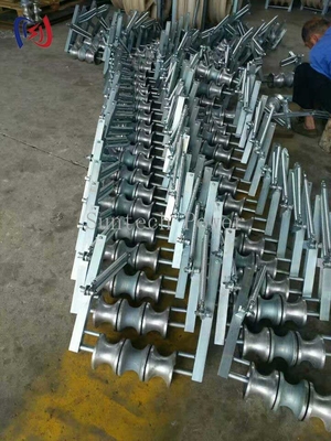 तीन नायलॉन शीव्स ओवरहेड लाइन कंडक्टर स्ट्रिंगिंग ब्लॉक ट्रांसमिशन लाइन का स्ट्रिंगिंग
