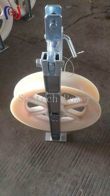 सुरक्षित 660x110 मिमी शीव आकार और 20-50KN रेटेड लोड फाइबर ऑप्टिक ग्राउंड वायर की स्थापना के लिए गैर धातु लाइनर के साथ पेशेवर ओपीजीडब्ल्यू केबल स्ट्रिंगिंग ब्लॉक