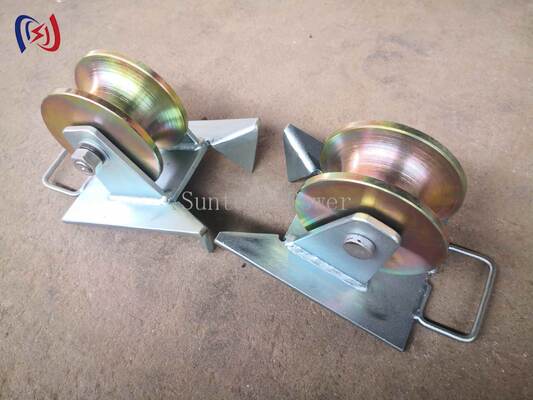 SH130S 10KN भूमिगत केबल खींचने के लिए त्रिभुज शीव विन्यास के साथ गैल्वेनाइज्ड पिथेड केबल रोलर पल्ली