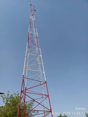 ब्रैकेट के साथ जस्ती इस्पात कोण ट्यूबलर दूरसंचार एंटीना टॉवर